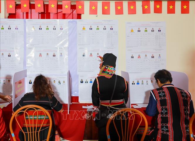 Cử tri là đồng bào các dân tộc đang sinh sống và sinh hoạt tại Làng Văn hóa - Du lịch các dân tộc Việt Nam có mặt tại khu vực bỏ phiếu số 19, thôn Tân Phúc để thực hiện quyền và nghĩa vụ công dân. Ảnh: Khánh Hoà - TTXVN