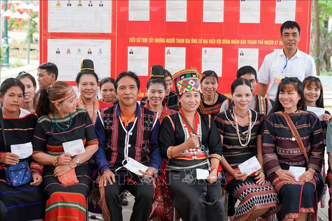 Cử tri là đồng bào các dân tộc đang sinh sống và sinh hoạt tại Làng Văn hóa - Du lịch các dân tộc Việt Nam có mặt tại khu vực bỏ phiếu số 19, thôn Tân Phúc để thực hiện quyền và nghĩa vụ công dân. Ảnh: Khánh Hoà - TTXVN
