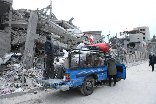 Người dân tìm kiếm đồ đạc trong đống đổ nát của những tòa nhà bị phá hủy sau các cuộc tấn công tại Tehran, Iran, ngày 12/3/2026. Ảnh: THX/TTXVN