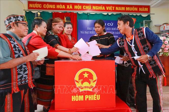 Khoảnh khắc cử tri bỏ lá phiếu vào hòm phiếu – hành động thể hiện quyền làm chủ của nhân dân trong đời sống chính trị của đất nước. Ảnh: Khánh Hoà - TTXVN
