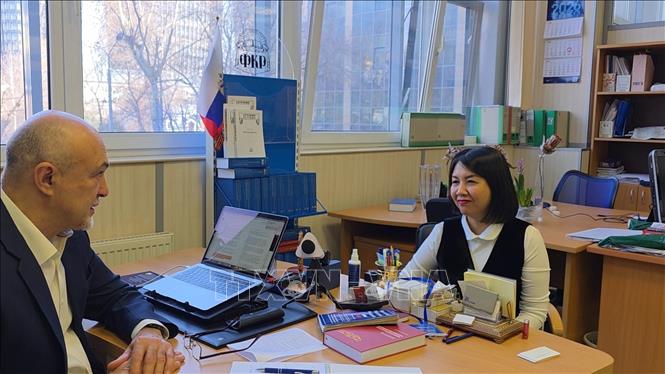 PV TTXVN tại Nga trao đổi với Tiến sĩ Oleg Ghermanovych Rumyntsev. Ảnh: Trần Hải - PV TTXVN tại Nga