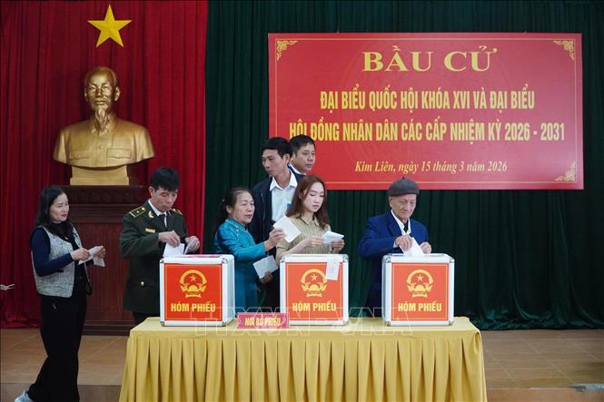 Cử tri xã Kim Liên bỏ phiếu bầu cử các đại biểu Quốc hội và HĐND các cấp. Ảnh: Trịnh Duy Hưng - TTXVN 