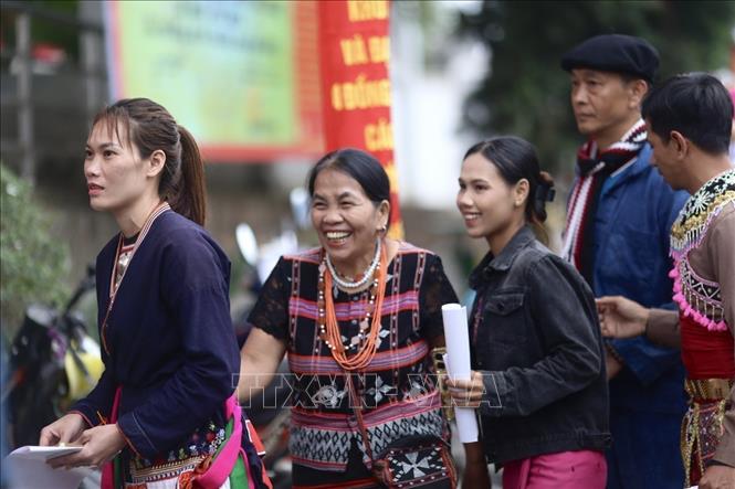 Cử tri là đồng bào các dân tộc đang sinh sống và sinh hoạt tại Làng Văn hóa - Du lịch các dân tộc Việt Nam có mặt tại khu vực bỏ phiếu số 19, thôn Tân Phúc để thực hiện quyền và nghĩa vụ công dân. Ảnh: Phương Anh/TTXVN phát