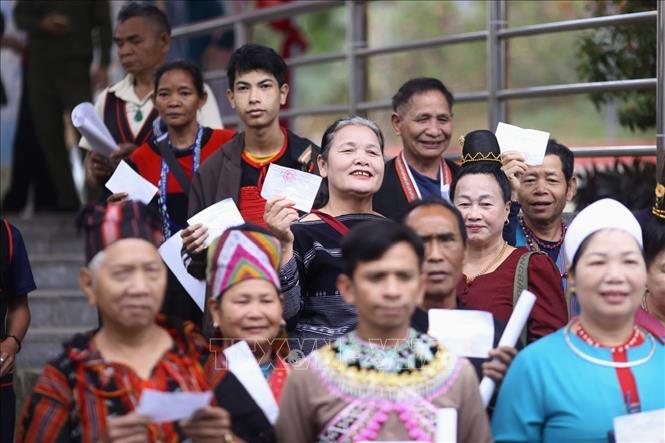 Cử tri là đồng bào các dân tộc đang sinh sống và sinh hoạt tại Làng Văn hóa - Du lịch các dân tộc Việt Nam có mặt tại khu vực bỏ phiếu số 19, thôn Tân Phúc để thực hiện quyền và nghĩa vụ công dân. Ảnh: Phương Anh/TTXVN phát