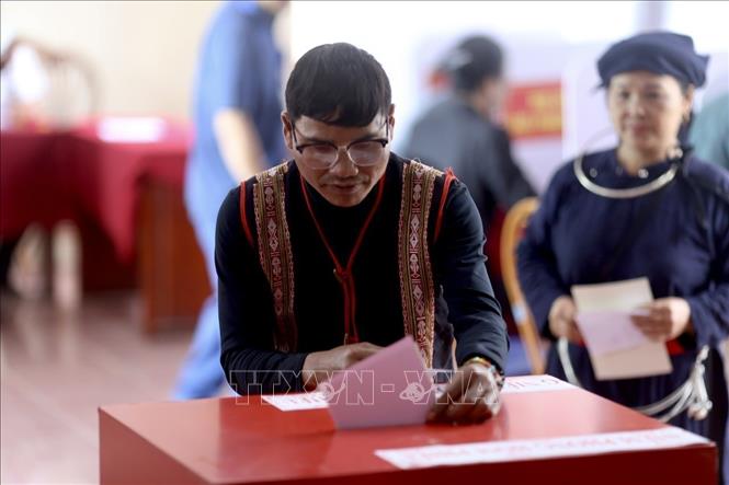 Khoảnh khắc cử tri bỏ lá phiếu vào hòm phiếu – hành động thể hiện quyền làm chủ của nhân dân trong đời sống chính trị của đất nước.Ảnh: Phương Anh/TTXVN phát