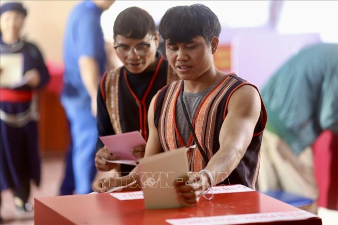 Khoảnh khắc cử tri bỏ lá phiếu vào hòm phiếu – hành động thể hiện quyền làm chủ của nhân dân trong đời sống chính trị của đất nước. Ảnh: Phương Anh/TTXVN phát