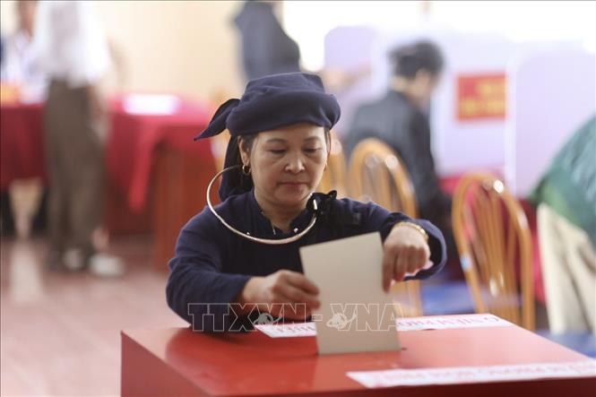 Khoảnh khắc cử tri bỏ lá phiếu vào hòm phiếu – hành động thể hiện quyền làm chủ của nhân dân trong đời sống chính trị của đất nước. Ảnh: Phương Anh/TTXVN phát