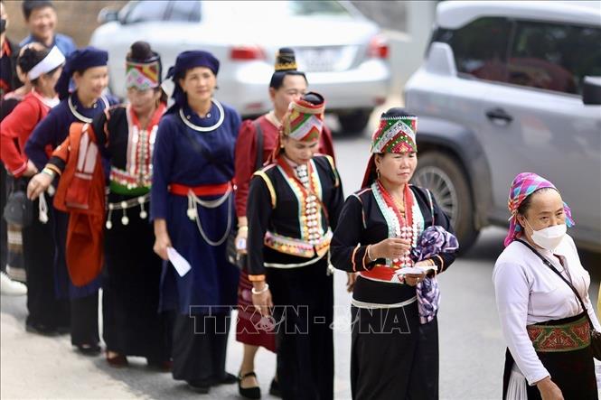 Cử tri là đồng bào các dân tộc đang sinh sống và sinh hoạt tại Làng Văn hóa - Du lịch các dân tộc Việt Nam có mặt tại khu vực bỏ phiếu số 19, thôn Tân Phúc để thực hiện quyền và nghĩa vụ công dân. Ảnh: Phương Anh/TTXVN phát