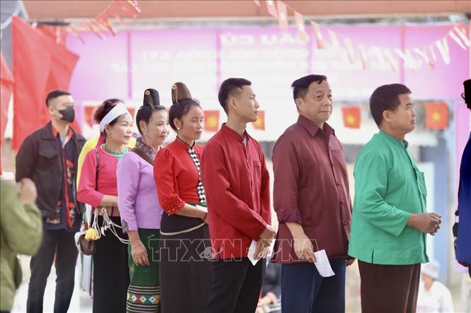 Cử tri là đồng bào các dân tộc đang sinh sống và sinh hoạt tại Làng Văn hóa - Du lịch các dân tộc Việt Nam có mặt tại khu vực bỏ phiếu số 19, thôn Tân Phúc để thực hiện quyền và nghĩa vụ công dân. Ảnh: Phương Anh - TTXVN phát