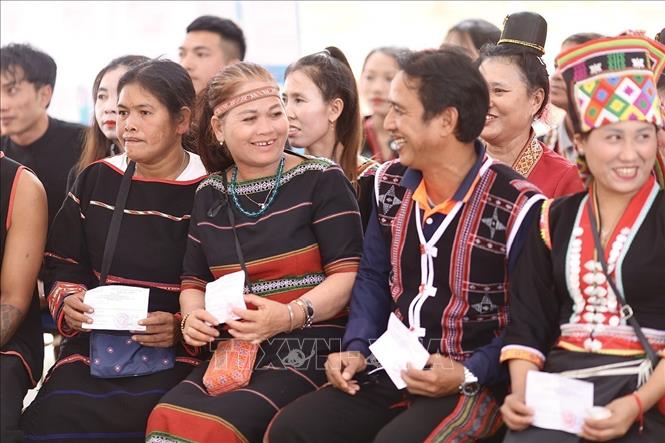 Cử tri là đồng bào các dân tộc đang sinh sống và sinh hoạt tại Làng Văn hóa - Du lịch các dân tộc Việt Nam có mặt tại khu vực bỏ phiếu số 19, thôn Tân Phúc để thực hiện quyền và nghĩa vụ công dân. Ảnh: Phương Anh/TTXVN phát