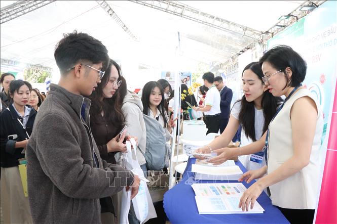 Các gian hàng trưng bày thiết bị, vật tư y tế và công nghệ hiện đại. Ảnh: Nguyên Dung – TTXVN.