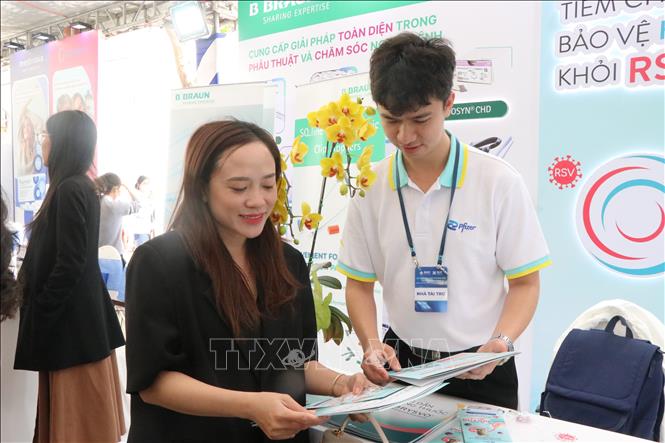 Các gian hàng trưng bày thiết bị, vật tư y tế và công nghệ hiện đại. Ảnh: Nguyên Dung – TTXVN.