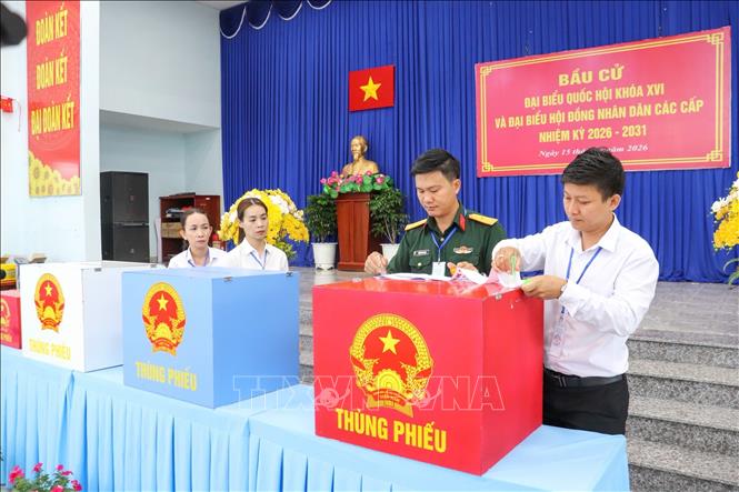 Tại một điểm bỏ phiếu thuộc xã đảo Thạnh An, TP. Hồ Chí Minh, các đại biểu thực hiện việc niêm phong thùng phiếu trước khi tiến hành bỏ phiếu. Ảnh: Hữu Duyên - TTXVN