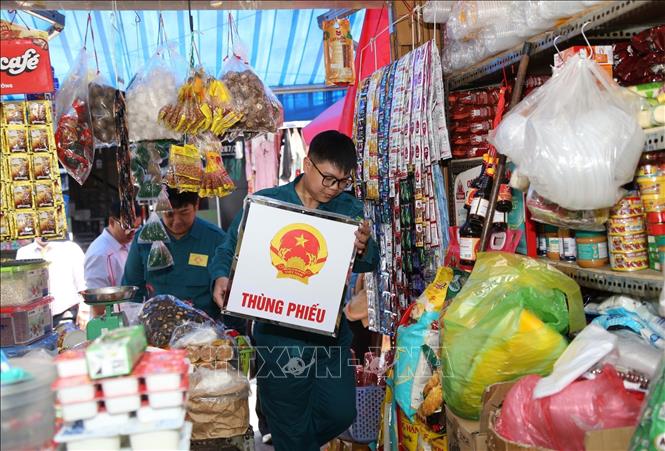 Ủy ban bầu cử phường Bàn Cờ (TP. Hồ Chí Minh) cử đội lưu động xuống nhà hỗ trợ Mẹ Việt Nam Anh hùng Nguyễn Thị Bê thực hiện quyền công dân. Ảnh: Hữu Duyên – TTXVN