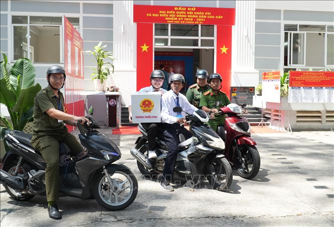 Lực lượng thùng phiếu lưu động của Tổ bầu cử số 1, phường Xuân Hòa, TP. Hồ Chí Minh đi hỗ trợ các cử tri đặc biệt. Ảnh: Hữu Duyên - TTXVN