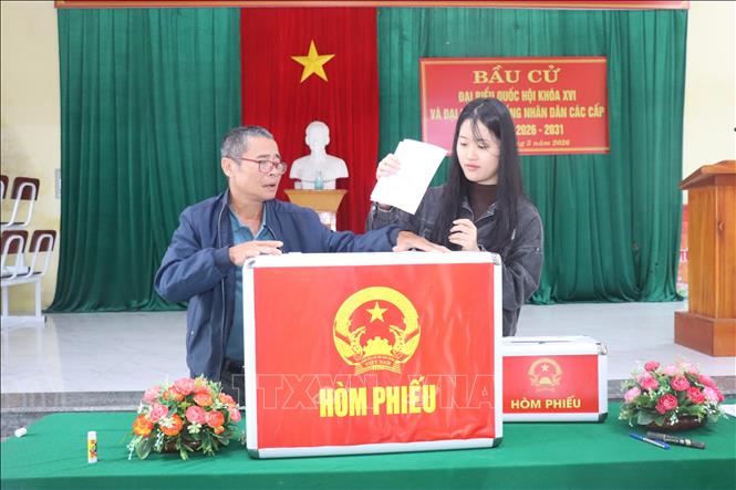 Cử tri Hà Tĩnh gửi trọn niềm tin và kỳ vọng vào từng lá phiếu. Ảnh: Hoàng Ngà - TTXVN