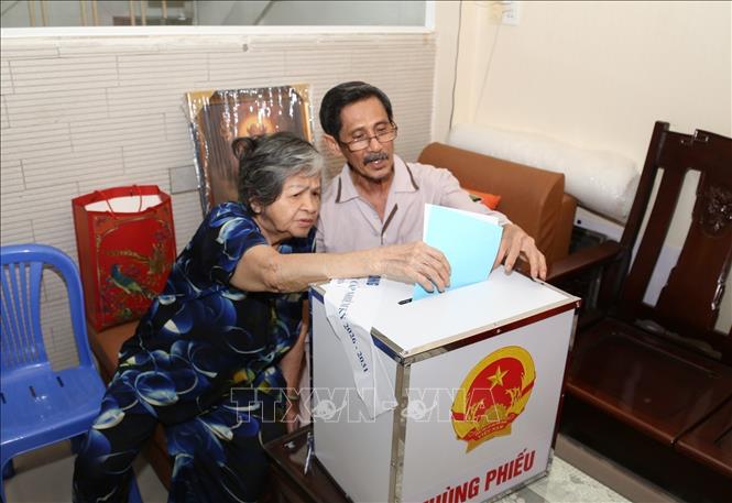 Ủy ban bầu cử phường Bàn Cờ (TP. Hồ Chí Minh) cử đội lưu động xuống hỗ trợ Mẹ Việt Nam Anh hùng Nguyễn Thị Bê thực hiện quyền công dân. Ảnh: Hữu Duyên – TTXVN