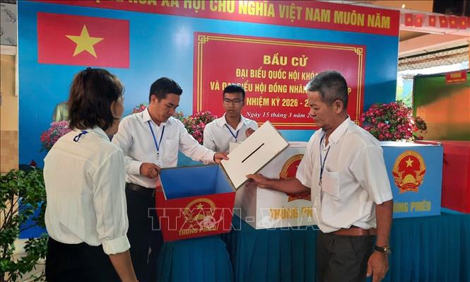 Các đại biểu thực hiện thao tác kiểm tra thùng phiếu trước khi tiến hành bỏ phiếu. Ảnh: Hữu Duyên - TTXVN