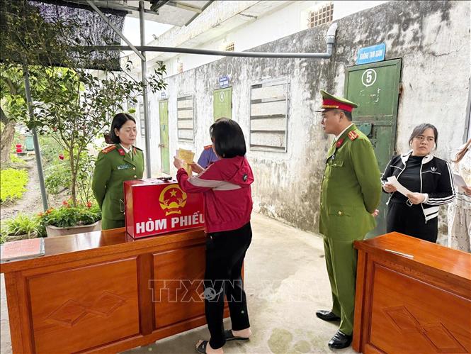 Trại tạm giam số 2, Công an thành phố Hải Phòng tổ chức cho người bị tạm giữ, tạm giam bầu cử theo quy định.Ảnh: Mạnh Tú - TTXVN