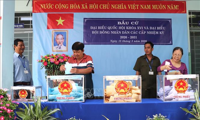 Cử tri nô nức đi bầu cử từ sáng sớm tại Khu vực bỏ phiếu số 3, xã Bến Lức, tỉnh Tây Ninh. Ảnh: Đức Hạnh - TTXVN