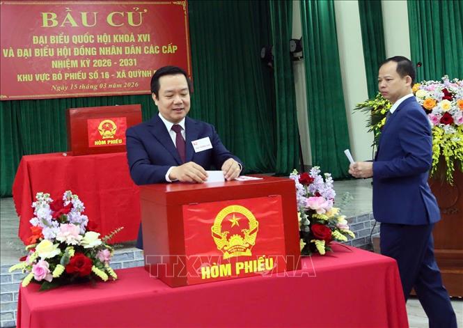 Chủ tịch UBND tỉnh Hưng Yên Phạm Quang Ngọc là cử tri đầu tiên bỏ phiếu bầu cử tại Khu vực bỏ phiếu số 16, xã Quỳnh Phụ. Ảnh: Nguyễn Công Hải - TTXVN