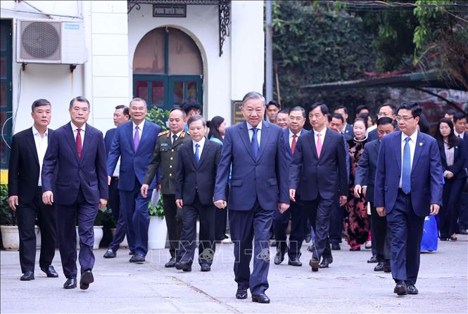 Tổng Bí thư Tô Lâm và các cử tri đến điểm bỏ phiếu Khu vực bỏ phiếu số 02 phường Ba Đình, thành phố Hà Nội. Ảnh: Văn Điệp – TTXVN