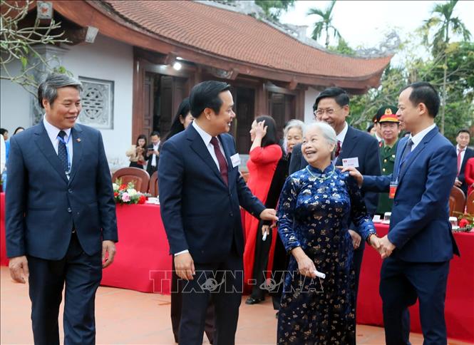 Chủ tịch UBND tỉnh Hưng Yên Phạm Quang Ngọc cùng lãnh đạo xã Quỳnh Phụ thăm hỏi, động viên cử tri đi bầu cử tại Khu vực bỏ phiếu số 16, xã Quỳnh Phụ. Ảnh: Nguyễn Công Hải - TTXVN
