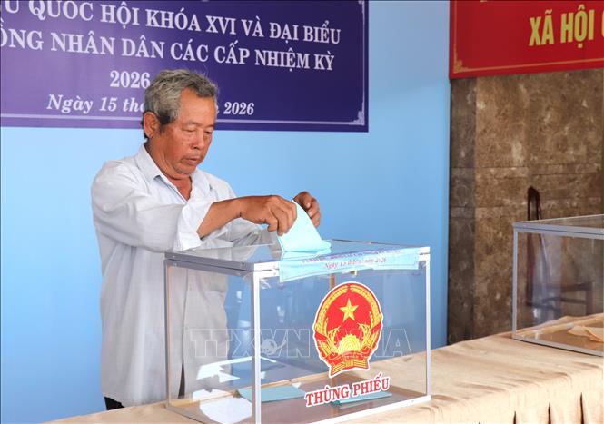 Ngay từ sáng sớm, cử tri đã có mặt tại các điểm bỏ phiếu trên địa bàn xã Bến Lức phấn khởi thực hiện quyền và nghĩa vụ công dân của mình. Ảnh: Đức Hạnh - TTXVN