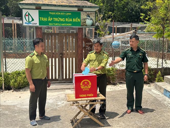 Quy trình bỏ phiếu được Ủy ban bầu cử đặc khu Côn Đảo hướng dẫn và triển khai nghiêm túc trên các đảo nhỏ. Ảnh: Huỳnh Sơn-TTXVN