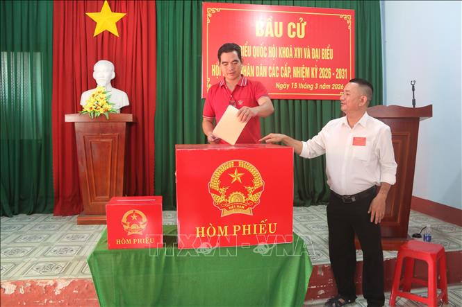 Cử tri người lao động ở Đồng Nai tham gia bỏ phiếu ngay sau khi tan làm ca đêm. Ảnh: Lê Xuân-TTXVN