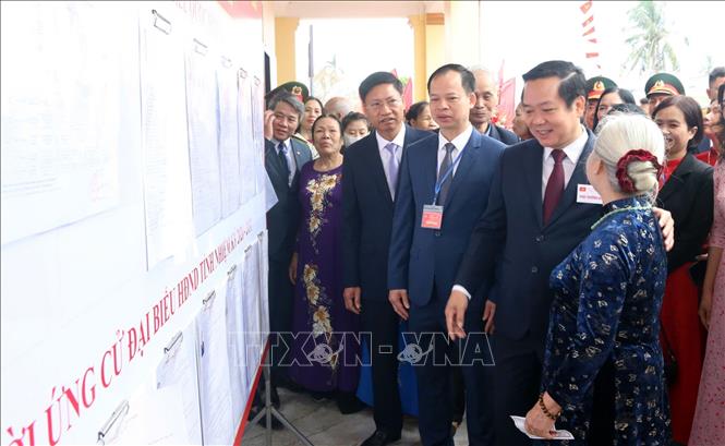 Chủ tịch UBND tỉnh Hưng Yên Phạm Quang Ngọc cùng lãnh đạo xã Quỳnh Phụ thăm hỏi, động viên cử tri đi bầu cử tại Khu vực bỏ phiếu số 16, xã Quỳnh Phụ. Ảnh: Nguyễn Công Hải - TTXVN
