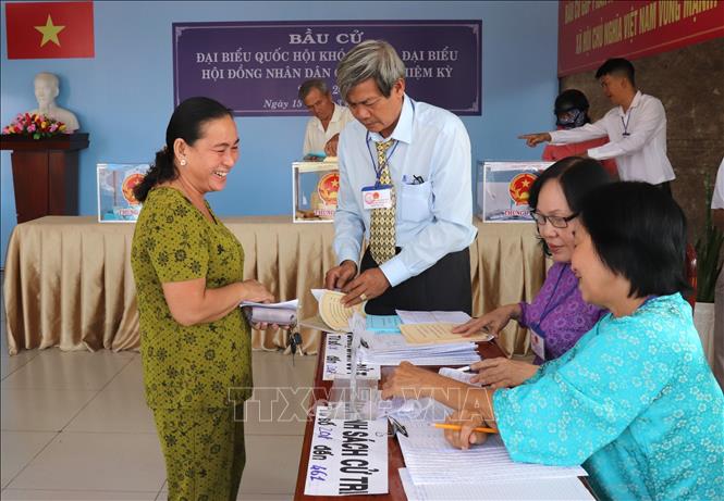 Tổ bầu cử hướng dẫn cử tri tại Khu vực bỏ phiếu số 2, xã Bến Lức. Ảnh: Đức Hạnh - TTXVN