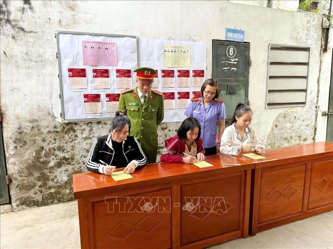 Trại tạm giam số 2, Công an thành phố Hải Phòng tổ chức cho người bị tạm giữ, tạm giam bầu cử theo quy định. Ảnh: Mạnh Tú - TTXVN