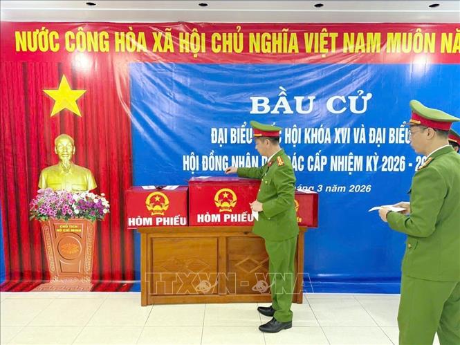 Cán bộ, chiến sỹ Trại tạm giam số 2, Công an thành phố Hải Phòng bầu cử tại đơn vị. Ảnh: Mạnh Tú - TTXVN