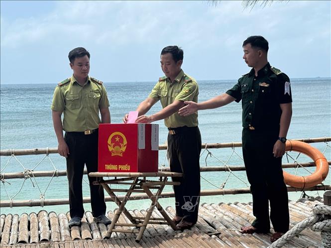 Lực lượng Kiểm lâm Vườn quốc gia Côn Đảo tiến hành bỏ phiếu tại Hòn Bảy Cạnh - Ban quản lý Vườn quốc gia Côn Đảo. Ảnh: Huỳnh Sơn-TTXVN