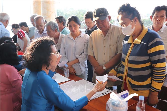 Ngay từ sáng sớm, đông đảo cử tri đã có mặt tại các điểm bỏ phiếu trên địa bàn xã Bến Lức phấn khởi thực hiện quyền và nghĩa vụ công dân của mình. Ảnh: Đức Hạnh - TTXVN