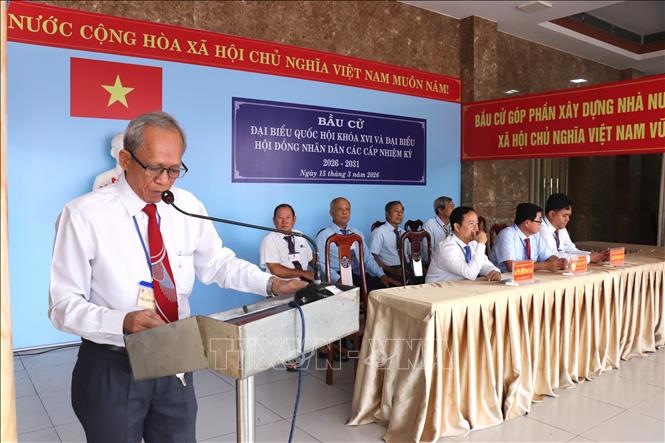 Lễ khai mạc tại Khu vực bỏ phiếu số 2, xã Bến Lức diễn ra nhanh chóng để cử tri bầu cử. Ảnh: Đức Hạnh - TTXVN