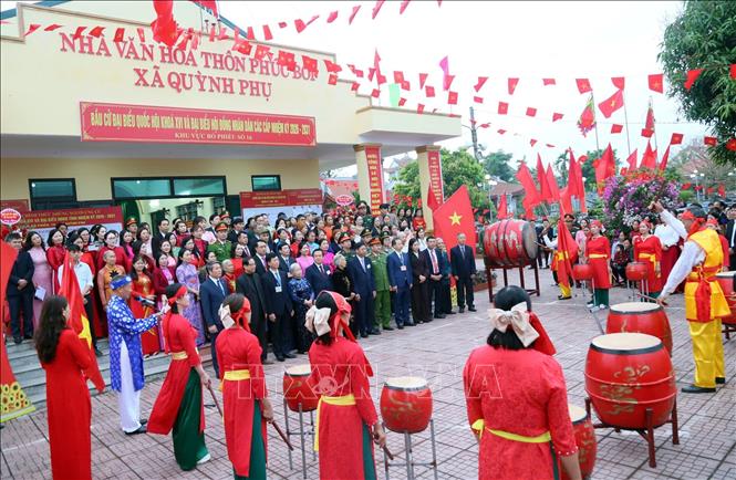 Tiết mục trống hội sôi nổi trước giờ khai mạc bầu cử tại Khu vực bỏ phiếu số 16, xã Quỳnh Phụ, góp phần tạo không khí phấn khởi của ngày hội toàn dân. Ảnh: Nguyễn Công Hải - TTXVN