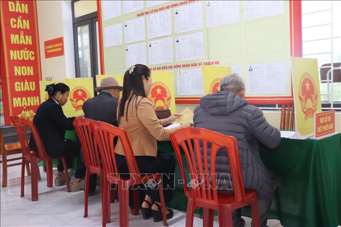 Cử tri thôn 12, xã Thạch Hà viết phiếu bầu cử. Ảnh: Hoàng Ngà - TTXVN