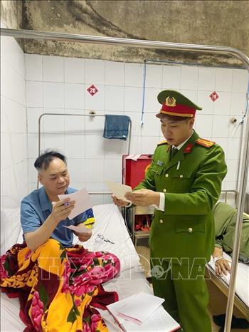 Trại tạm giam số 2, Công an thành phố Hải Phòng tổ chức cho người bị tạm giữ, tạm giam đang được điều trị tại Bệnh viện Đa khoa Hải Dương bầu cử theo quy định. Ảnh: Mạnh Tú - TTXVN