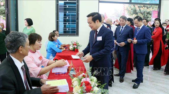 Chủ tịch UBND tỉnh Hưng Yên Phạm Quang Ngọc là cử tri đầu tiên bỏ phiếu bầu cử tại Khu vực bỏ phiếu số 16, xã Quỳnh Phụ. Ảnh: Nguyễn Công Hải - TTXVN