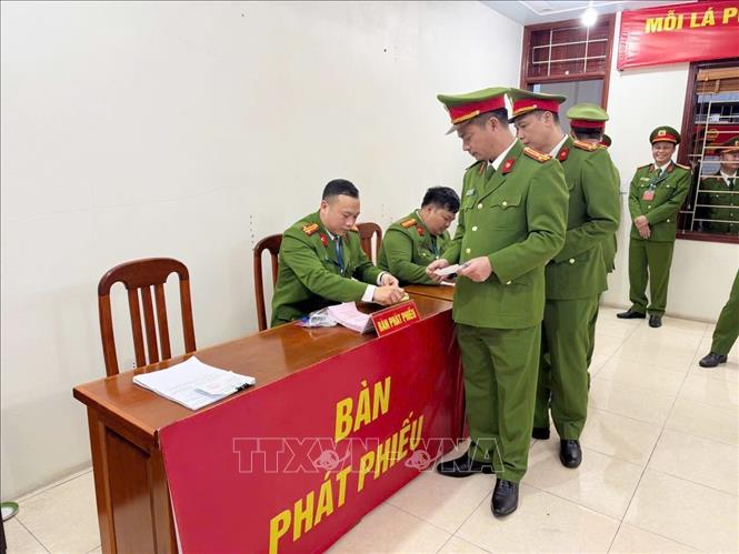 Cán bộ, chiến sỹ Trại tạm giam số 2, Công an thành phố Hải Phòng bầu cử tại đơn vị. Ảnh: Mạnh Tú - TTXVN