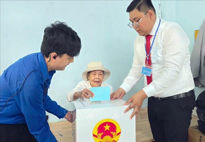 Cử tri Nguyễn Thị Liễu (82 tuổi) dù lớn tuổi và bị đau chân vẫn đến tham gia bỏ phiếu tại Khu vực bỏ phiếu số 2, Khu phố 7, phường Xuân Hoà. Ảnh: Hứa Chung-TTXN