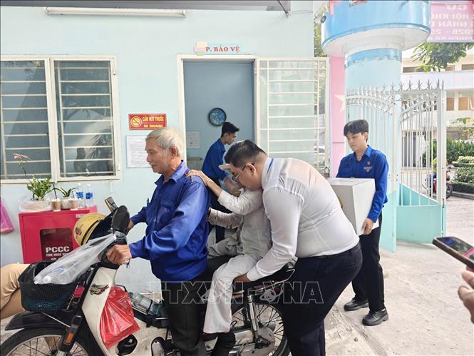 Hình ảnh cử tri Nguyễn Thị Liễu (82 tuổi) được hỗ trợ tại Khu vực bỏ phiếu số 2, Khu phố 7, phường Xuân Hoà khi đến thực hiện quyền công dân. Ảnh: Hứa Chung-TTXVN