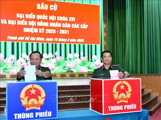 Cử tri là cán bộ, chiến. sỹ Bộ Tư lệnh Thành phố Hồ Chí Minh thực hiện quyền bầu cử tại khu vực bỏ phiếu số 27, phường Hòa Hưng. Ảnh: Xuân Khu-TTXVN