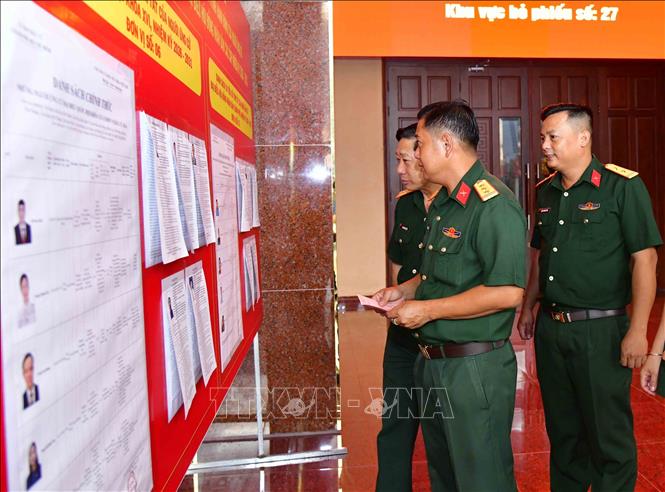 Cán bộ, chiến sĩ Bộ Tư lệnh Thành phố Hồ Chí Minh, thuộc Khu vực bỏ phiếu số 27 tìm hiểu thông tin về các ứng cử viên. Ảnh: Xuân Khu - TTXVN