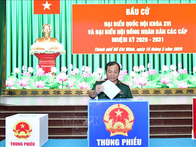 Thiếu tướng Vũ Văn Điền, Ủy viên Ban Thường vụ Thành ủy, Tư lệnh Bộ Tư lệnh Thành phố Hồ Chí Minh thực hiện quyền công dân tại khu vực bỏ phiếu số 27, phường Hòa Hưng. Ảnh: Xuân Khu-TTXVN