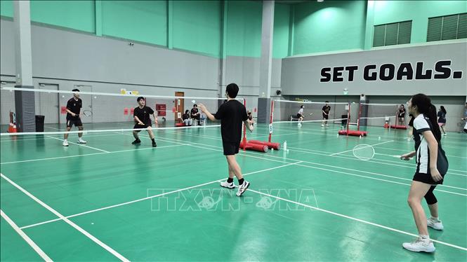 Các vận động viên thi đấu môn cầu lông tại Đấu trường thể thao VNYA 2026. Ảnh: Việt Dũng - P/v TTXVN tại Singapore 