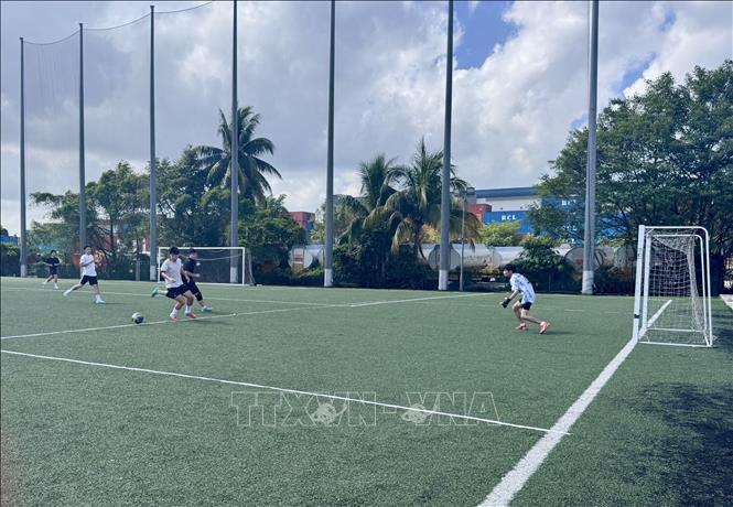 Trận đấu bóng đá khai mạc giải Đấu trường thể thao VNYA 2026. Ảnh: Đỗ Vân - PV TTXVN tại Singapore