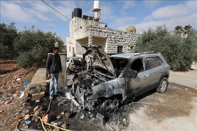 Một xe ô tô bị người định cư Israel đốt phá tại thành phố Ramallah, Bờ Tây. Ảnh: THX/TTXVN